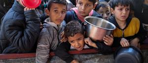 Palästinensische Kinder warten in Gaza auf Essen. 