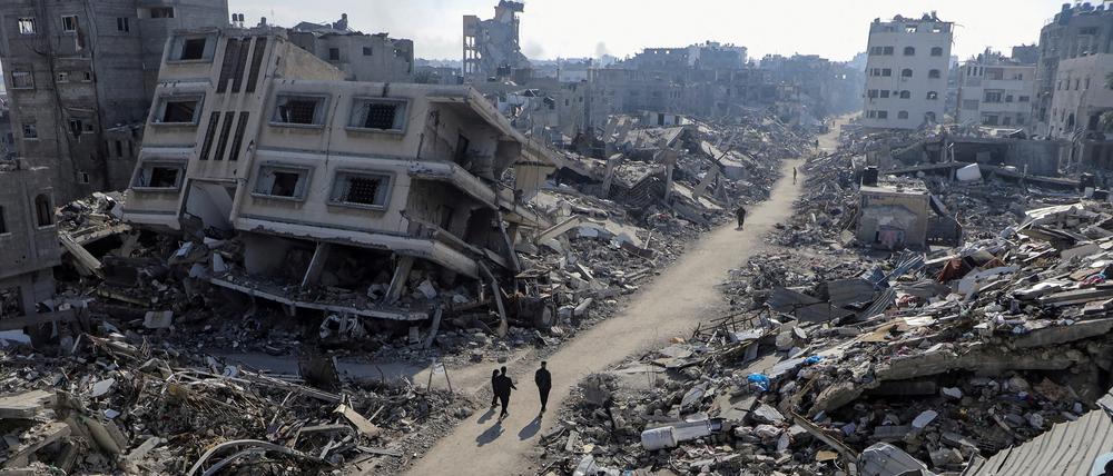 Innerhalb weniger Monate ist fast alles zerstört, es gibt kaum einen sicheren Ort: Die Lage in Gaza ist für die Menschen aussichtslos.