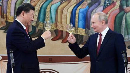 Staatsdinner im Facettenpalast des Kremls: Vor geradezu kitschiger Kulisse stoßen Xi Jinping und Wladimir Putin auf ihre neue, große Zusammenarbeit an.