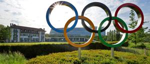 Das IOC lädt die gut 200 Nationalen Olympischen Komitees traditionell ein Jahr vor den nächsten Spielen zur Teilnahme.