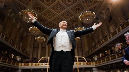 Dirigent Ivan Fischer auf der Bühne des Berliner Konzerthauses.