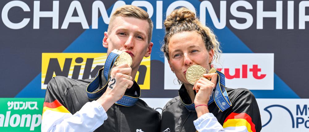 Florian Wellbrock of Germany, Leonie Beck of Germany show the gold medals after competing in the 5km Men and 5km Women during the 20th World Aquatics Championships at the Seaside Momochi Beach Park in Fukuoka Japan, July 18th, 2023. GiorgioXScala