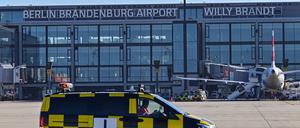 ARCHIV - 28.03.2022, Brandenburg, Schönefeld: Das Terminal 1 des Hauptstadtflughafens Berlin-Brandenburg (BER). (Zu dpa "Weitere Tarifeinigung am Flughafen BER") Foto: Patrick Pleul/dpa-Zentralbild/dpa +++ dpa-Bildfunk +++