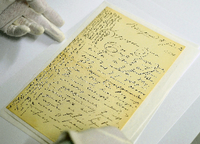 Ein Brief des Schriftstellers Theodor Fontane aus dem Fontane Archiv in Potsdam. Foto: Bernd Settnik/dpa