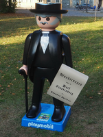 Fontane mal anders - als Playmobil-Wanderer. Diese Figur wurde exklusiv zum 200. Geburtstag des Dichters in diesem Jahr für die Stadt Neuruppin angefertig. Foto: Christoph Stollowsky