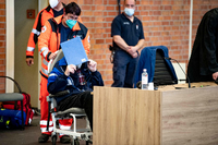 Der Angeklagte kommt zur Fortsetzung des Prozess des Landgericht Neuruppin. Foto: dpa/Fabian Sommer