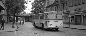 Blick auf die Karl-Liebknecht-Straße mit dem O-Bus, der jahrzehntelang den Nahverkehr in Babelsberg bildete. 