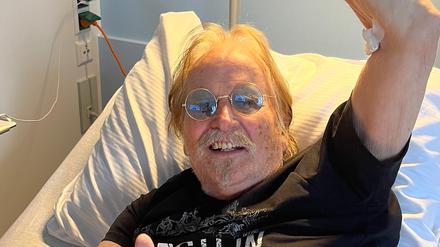 Musiker Frank Zander liegt in einem Krankenhausbett.