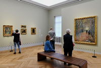 Besucher betrachten im Museum Barberini das Bild "Seerosen" von Claude Monet. Foto: Bernd Settnik / dpa