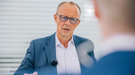 Der CDU-Vorsitzende Friedrich Merz (l) sitzt mit Theo Koll, ZDF-Moderator und Leiter des ZDF-Hauptstadtstudios, beim ZDF-Sommerinterview. 