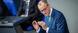 Friedrich Merz, CDU-Bundesvorsitzender, spricht vor Bundeskanzler Olaf Scholz (SPD) bei der Sitzung des Bundestags mit der Regierungserklärung des Bundeskanzlers.
