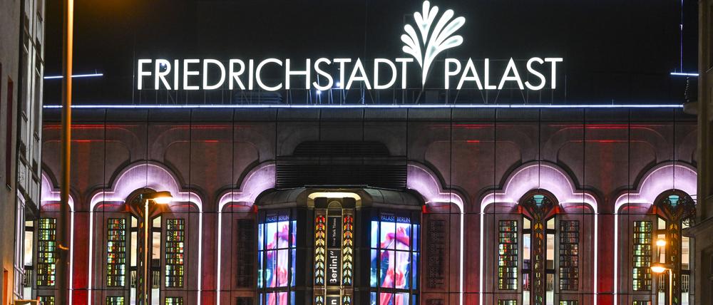 Der Friedrichstadt-Palast ist während der Premiere der Grand Show „Falling - In Love“ festlich beleuchtet. (Archivbild)