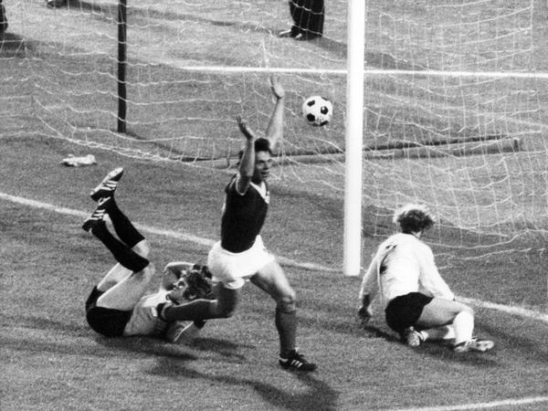 Jürgen Sparwassers Siegtor für die DDR beim legendären WM-Sieg 1974 gegen die Bundesrepublik im Hamburger Volksparkstadion.