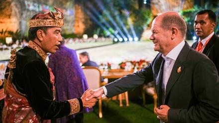Joko Widodo (l), Präsident von Indonesien, begrüßt Bundeskanzler Olaf Scholz (SPD, 2.v.r.) am Rande des G20-Gipfels zu einem Abendessen. 
