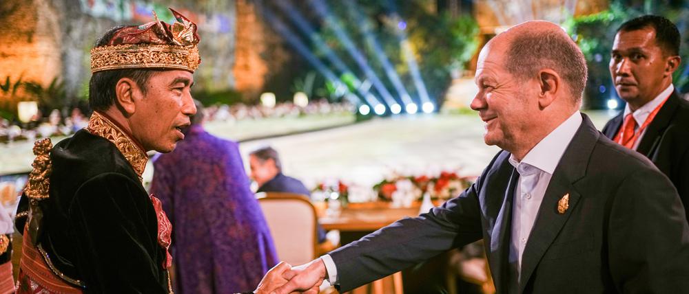Joko Widodo (l), Präsident von Indonesien, begrüßt Bundeskanzler Olaf Scholz (SPD, 2.v.r.) am Rande des G20-Gipfels zu einem Abendessen. 