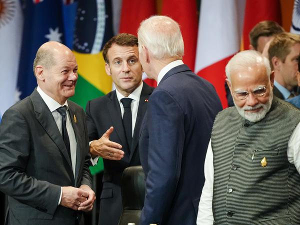 Bundeskanzler Olaf Scholz, Frankreichs Präsident Emmanuel Macron, US-Präsident Joe Biden und Narendra Modi, Premierminister von Indien.