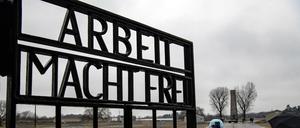 «Arbeit macht frei» steht am Eingangstor des ehemaligen Konzentrationslagers in der Gedenkstätte Sachsenhausen.