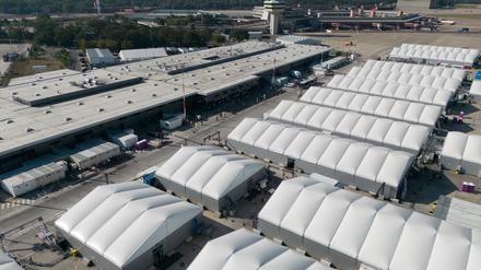 Leichtbauhallen stehen als Notunterkunft für Geflüchtete am ehemaligen Flughafen Tegel. (zu dpa "Kiziltepe: Großunterkünfte erhöhen das Risiko von Konflikten") +++ dpa-Bildfunk +++