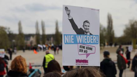 Gegendemonstranten mit Schild während einer Kundgebung der AfD zum Tag der Arbeit am Lustgarten in Potsdam.