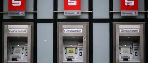 In Brandenburg sollen eine Reihe von Geldautomaten und Sparkassen-Filialen abgebaut werden. 