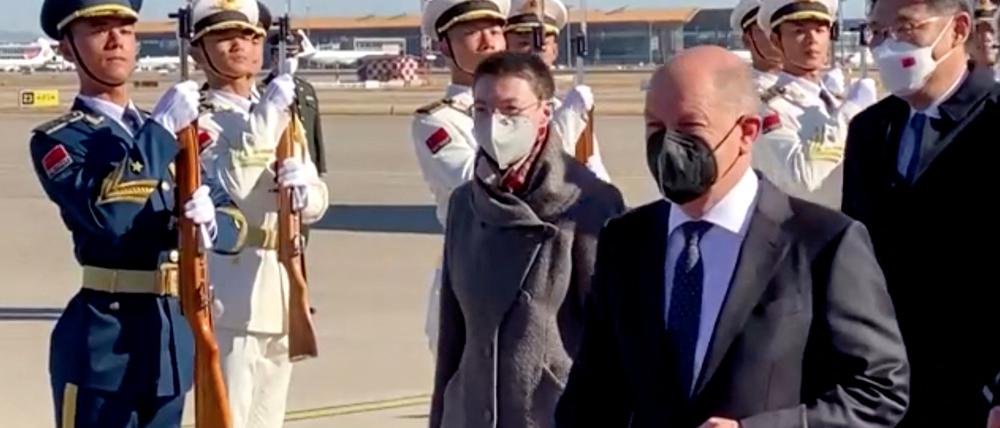 German Chancellor Olaf Scholz walks after disembarking a plane at the Beijing Capital International Airport, in Beijing, China November 4, 2022 in this still image taken from video. REUTERS/via Reuters TV   REFILE - QUALITY REPEAT