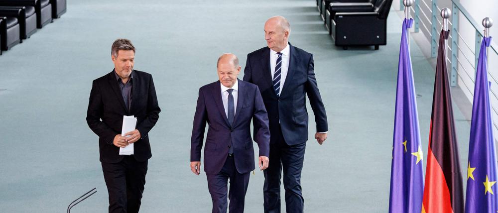 Wirtschaftsminister Habeck, Kanzlere Scholz und Brandenburgs Ministerpräsident Woidke präsentieren am Freitag ihren Plan für Schwedt.