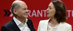 Bundeskanzler Olaf Scholz (SPD) und Katarina Barley, SPD-Spitzenkandidatin für die Europawahl.