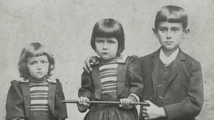 Beim Fotografen. Valli, Elli und der rund zehnjährige Franz  Kafka (um 1893). 