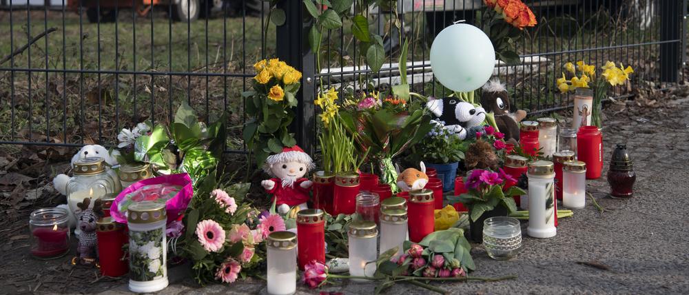 Berlin: Blumen, Kerzen und Kuscheltiere haben Unbekannte am Bürgerpark Pankow abgelegt. In dem Park hatte eine Passantin zwischen Sträuchern eine vermisste Fünfjährige schwer verletzt gefunden. Trotz Reanimation starb das Mädchen.
