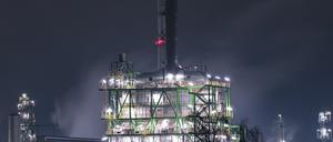 Hell beleuchtet sind die Anlagen der Erdölraffinerie der PCK-Raffinerie GmbH.