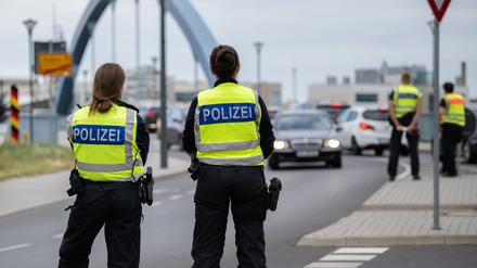 In Frankfurt (Oder) passiert ein Transporter einen Polizisten mit Haltekelle in der Hand. An deutschen Grenzen wurden im ersten Halbjahr 2023 mehr unerlaubte Einreisen von der Bundespolizei registriert als im Vorjahreszeitraum.
