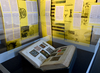 Eine von Fontane genutzte Enzyklopädie wird in der Fontaneausstellung gezeigt. Foto: B. Settnik/dpa