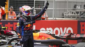 Red-Bull-Pilot Max Verstappen aus den Niederlanden winkt nach seinem Sieg im Sprintrennen.