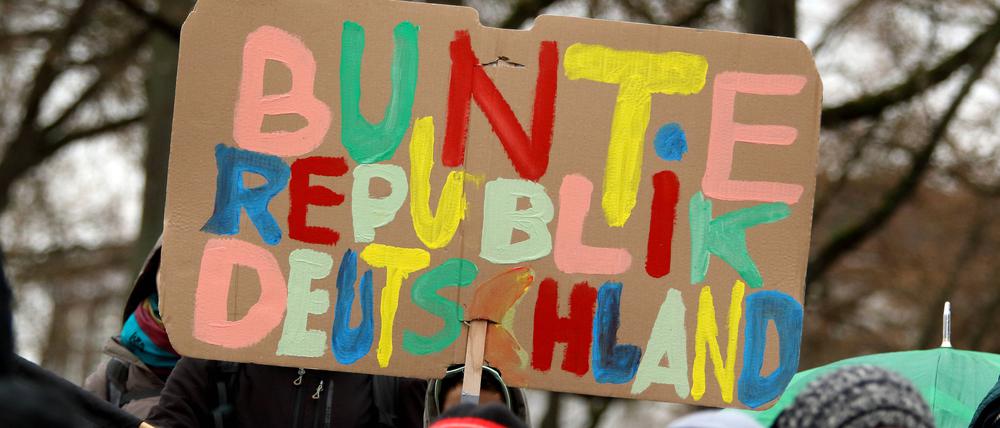 Eine Kundgebung für die „Bunte Republik Deutschland“.