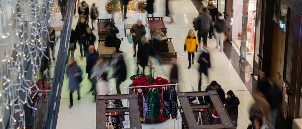 Menschen gehen am verkaufsoffenen Sonntag durch ein Einkaufszentrum am Potsdamer Platz. Insbesondere die verkaufsoffenen Sonntage hätten dafür gesorgt, dass das Geschäft bisher besser gelaufen sei als im Vorjahr.
