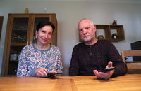 Hanna Kosianchuk mit ihrem Gastgeber - eine Smartphone-App hilft bei der Kommunikation. Foto: Ottmar Winter