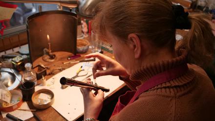 Anke Schoenherr repariert eine Querflöte in der Werkstatt von Holzblasinstrumente Schoenherr in Mitte.