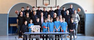 Mit Basketball und Tischtennis zieht das Helmholtz-Gymnasium für Brandenburg ins Bundesfinale von „Schüler trainieren“ ein.