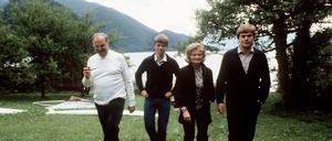Bundeskanzler Helmut Kohl, seine Gattin Hannelore und die Söhne Walter und Peter laufen im Juni 1981 über eine grüne Wiese am Wolfgangsee. Der Kanzler und seine Familie verbrachten viele Jahre die Sommerferien im österreichischen St. Gilgen am Wolfgangsee. 
