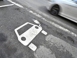 Hier gibt es Energie. Markierung für die Parkplätze während der Ladevorganges von Elektroautos. (Symbolbild)