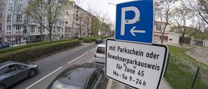 Hinweisschild zum kostenpflichtigen Parken oder Parken mit einem anwohnerparkausweis in der Wichertstrasse in Berlin-Prenzlauer Berg Halteverbot