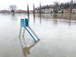 Eine Rutsche steht im Hochwasser der Elbe von Weihnachten 2023.