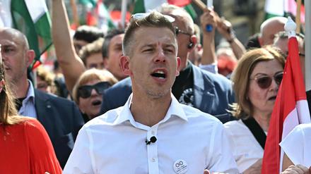 Péter Magyar nimmt am 06. April 2024 zusammen mit Aktivisten und Anhängern der politischen Opposition an einem Marsch und einer Demonstration gegen Orban teil.