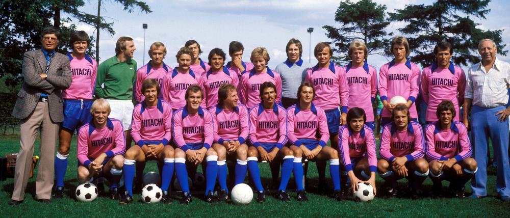 Die Nationalmannschaft im neuen Trikot. Oder ist es doch der HSV aus der Saison 1976/1977?