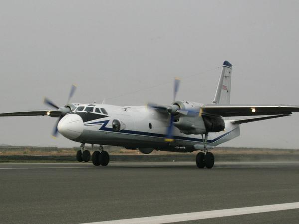 Ein Flugzeug startet in China (Provinz Guizhou) zu einem „cloud seeding“-Einsatz.