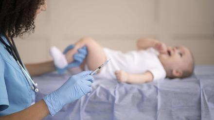 Ein kleines Baby wird in der Klinik geimpft. Die Stiko hat nun eine Impfempfehlung für Säuglinge ab zwei Monaten ausgesprochen.