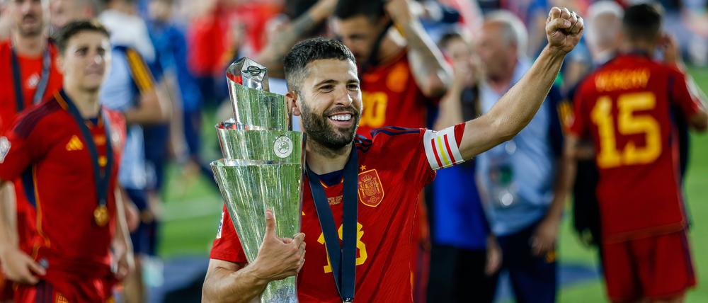 19. Juni 2023, Rotterdam, Niederlande: Der Spanier Jordi Alba jubelt mit dem Pokal nach dem Endspiel der UEFA Nations League 2022/23 zwischen Kroatien und Spanien im De Kuip.