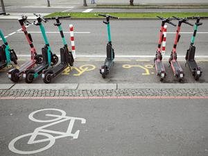 Abgestellte E-Roller an einem Fahrradstreifen in Berlin.