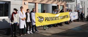 Die Klimaschutzgruppe „Scientist Rebellion“ demonstriert am Berliner Flughafen BER gegen Privatjets.