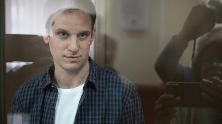 Evan Gershkovich, Reporter des Wall Street Journal, steht in einem Glaskäfig in einem Gerichtssaal des Moskauer Stadtgerichts. 